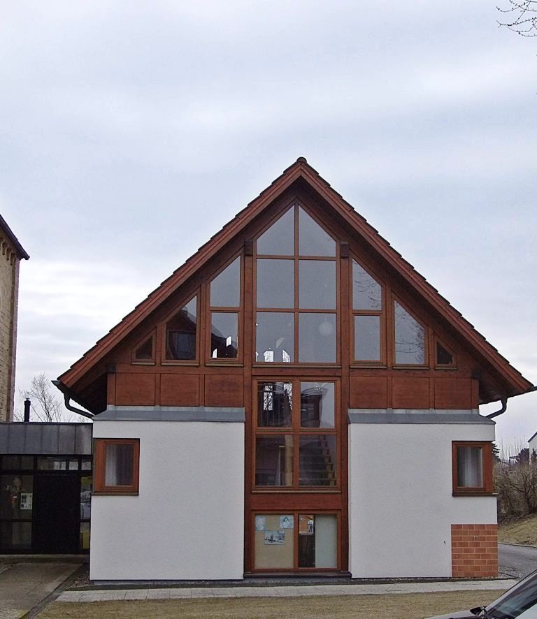 Sinsheim - Eschelbach: Katholisches Gemeindehaus neben der Kirche