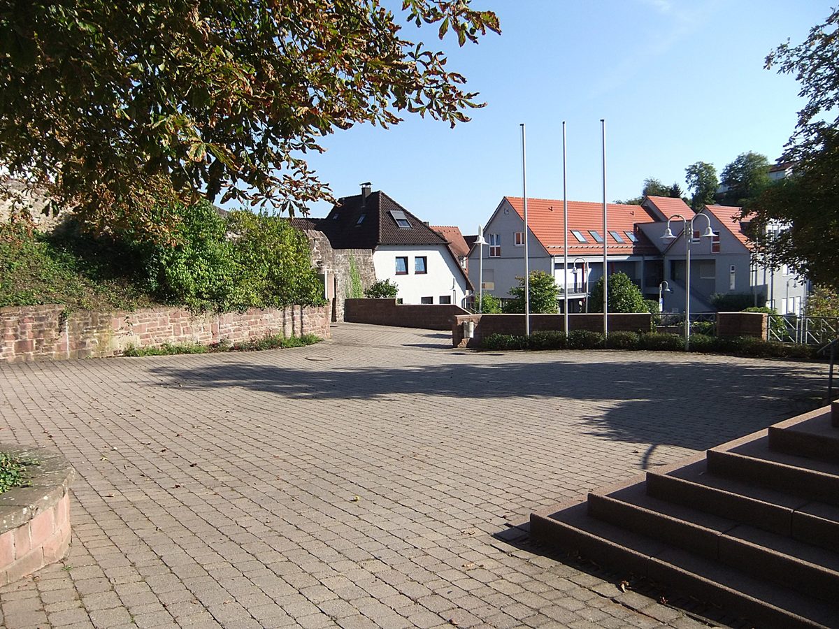 Bonhoeffer-Platz mit erhöhtem Blick auf andere Gebäude in der Straße