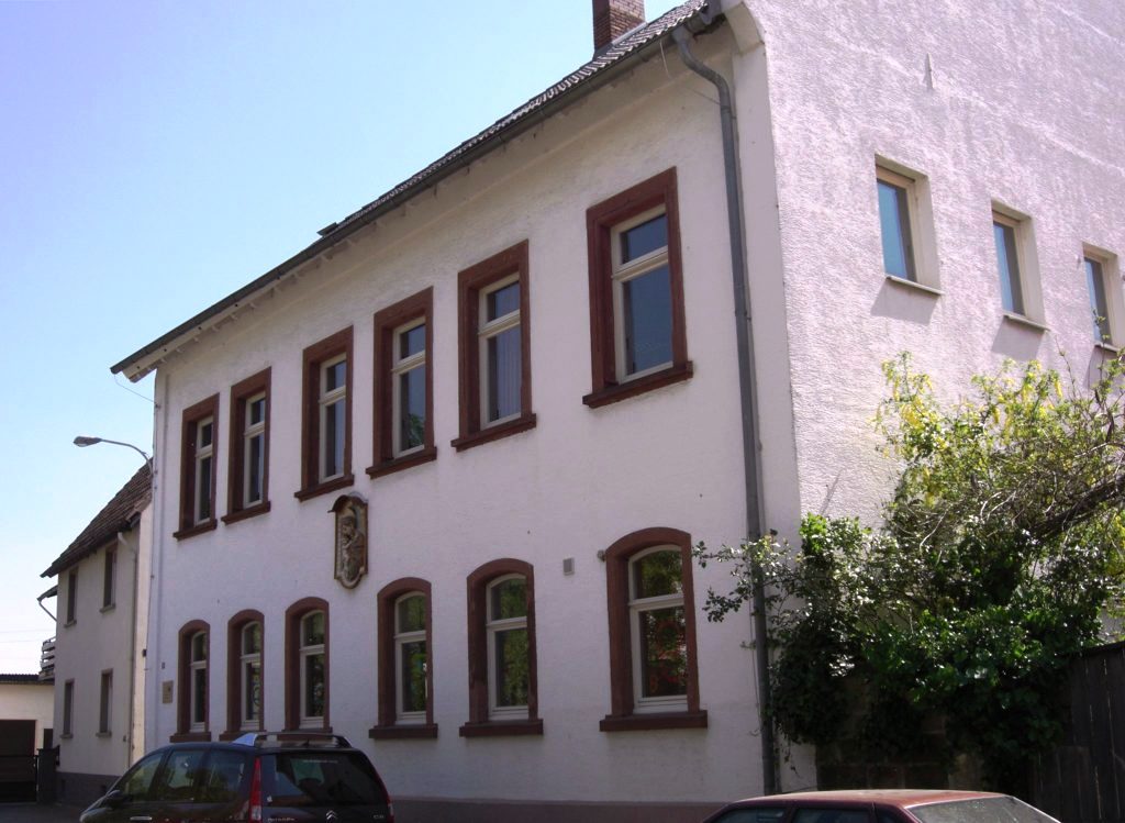 Zeiskam: Kindergarten St. Josef in der Kronenstraße 29, Das Gebäude beherrbergte zwischen 1872 und 1916 das Gasthaus Zur Jägerslust ehe es zusätzlich zur Kindergartenfunktion ab 1917 den Mallersorfer Schwestern als Heimat diente, die bis 1986 blieben.