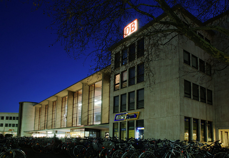 Hauptbahnhof Heidelberg bei Abenddämmerung