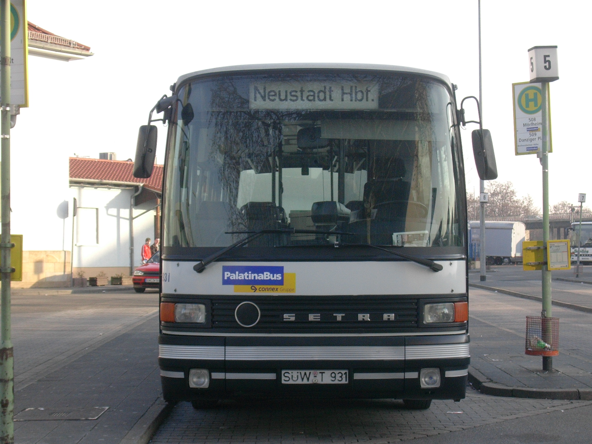 Omnibus auf dem Bahnhofsvorplatz in Landau