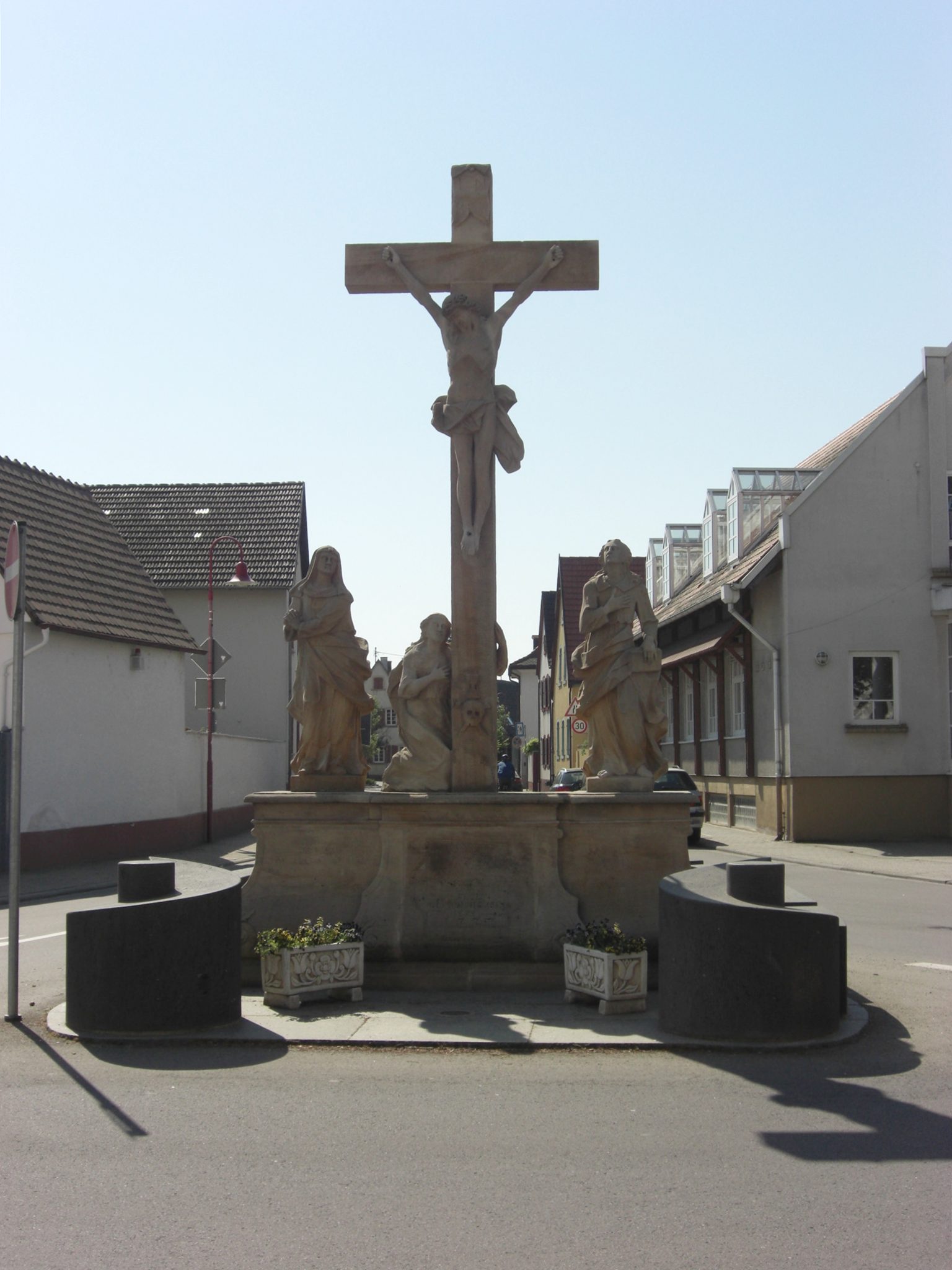 Kreuz in der Ortsmitte