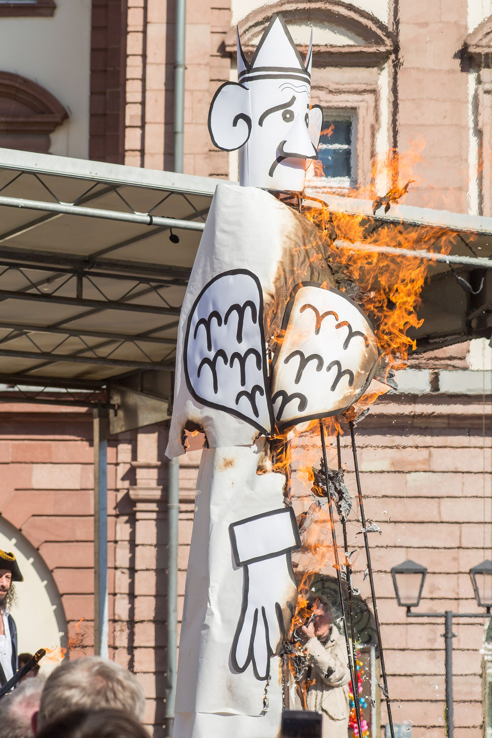 Symbolische Figur des Winters wird vor dem Rathaus verbrannt
