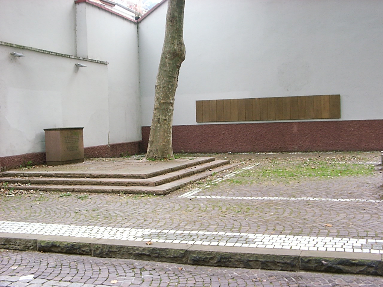 Der Platz – ohne die Synagoge ein Baum, Namenstafeln, der Gedenkstein