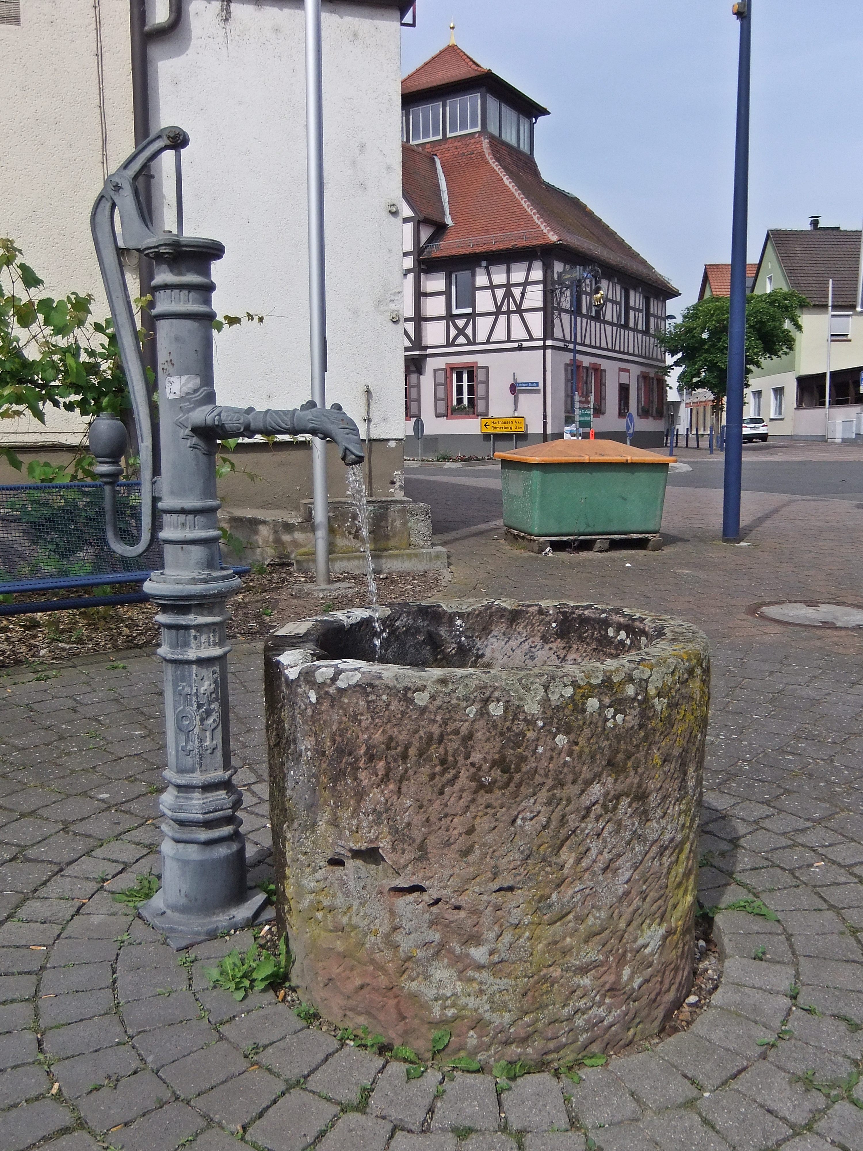 Datei:Brunnen Dudenhofen Speyerer Straße.JPG