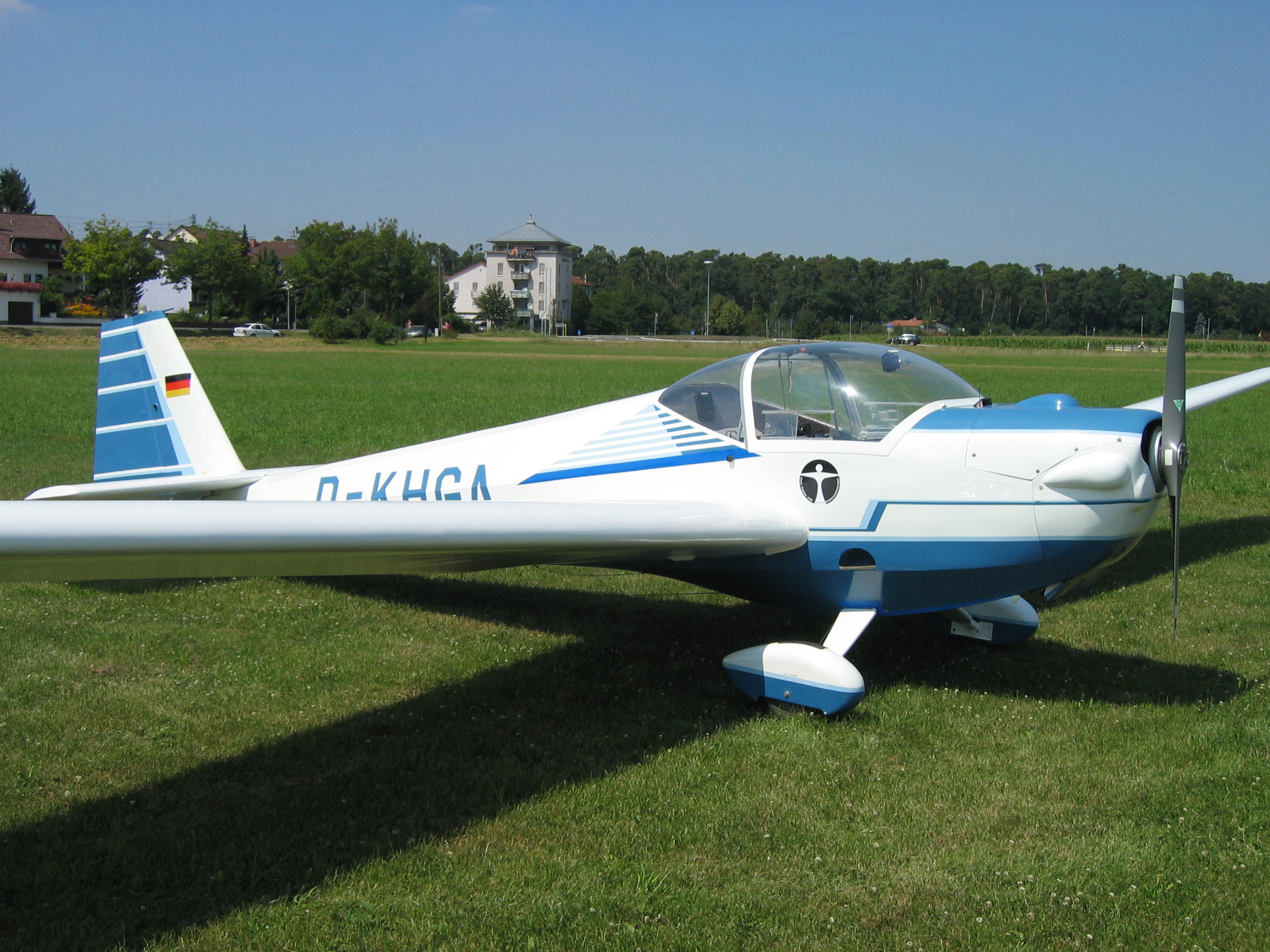 Blaues Motor-Flugzeug