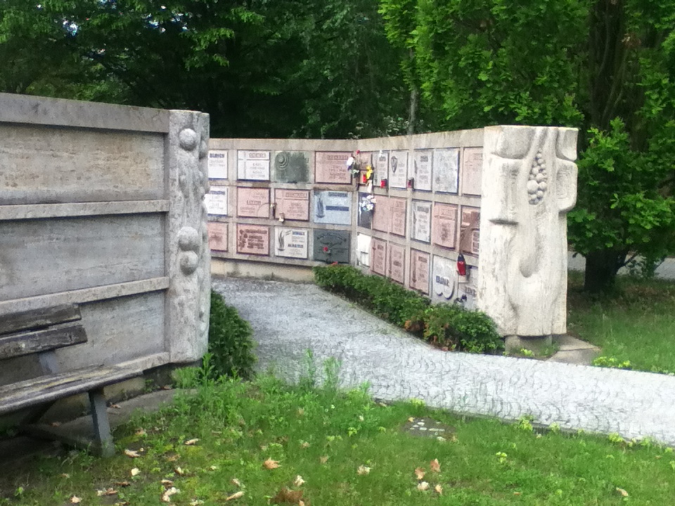 Datei:Urnenmauer im Friedhof Mundenheim.jpg