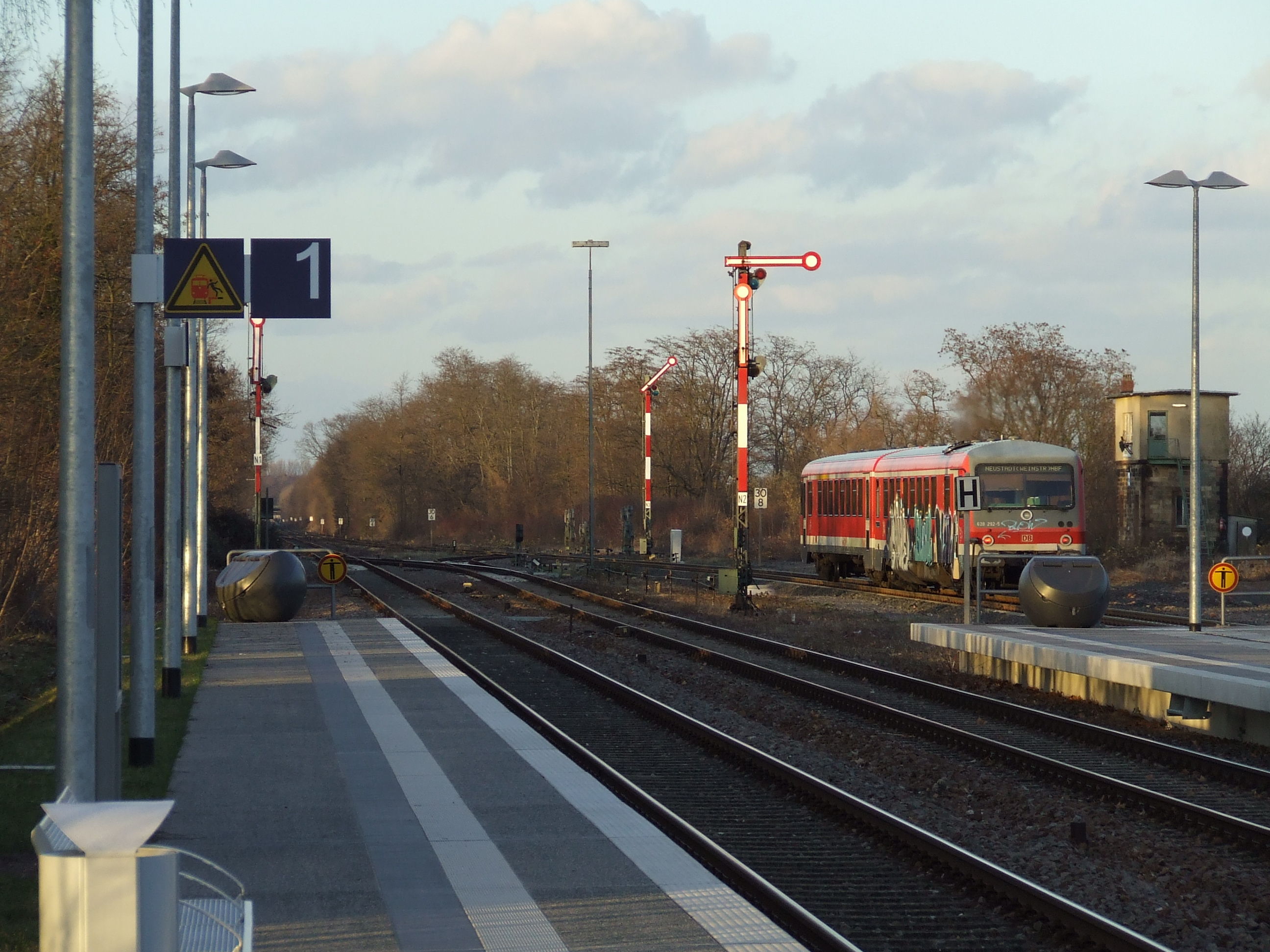 Bahn Richtung Neustadt fährt aus