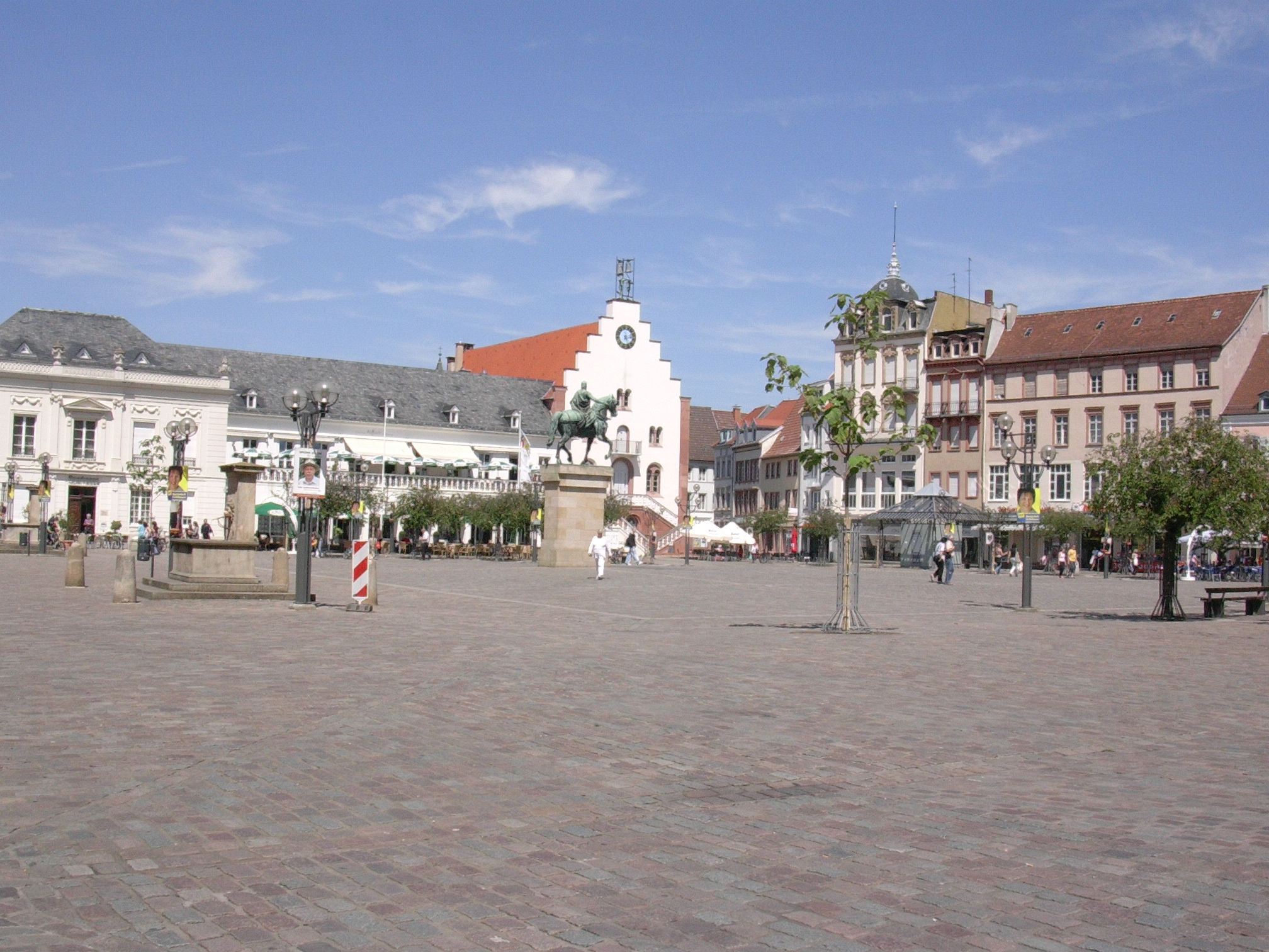 Der Rathausplatz mit Reiterstatue