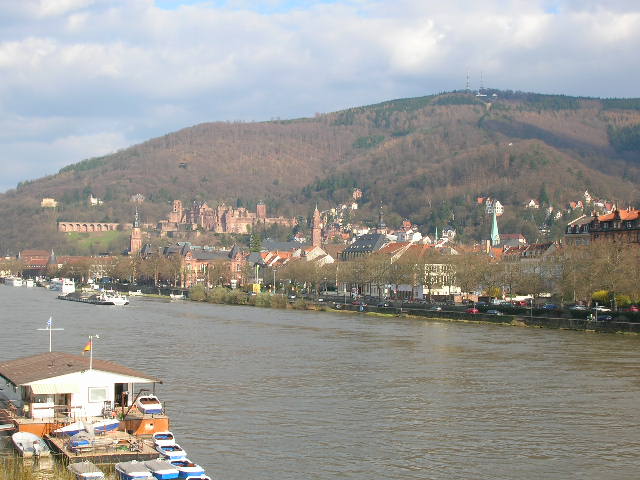 Altstadt von Heidelberg, Schloss Heidelberg, im Hintergrund der Königstuhl