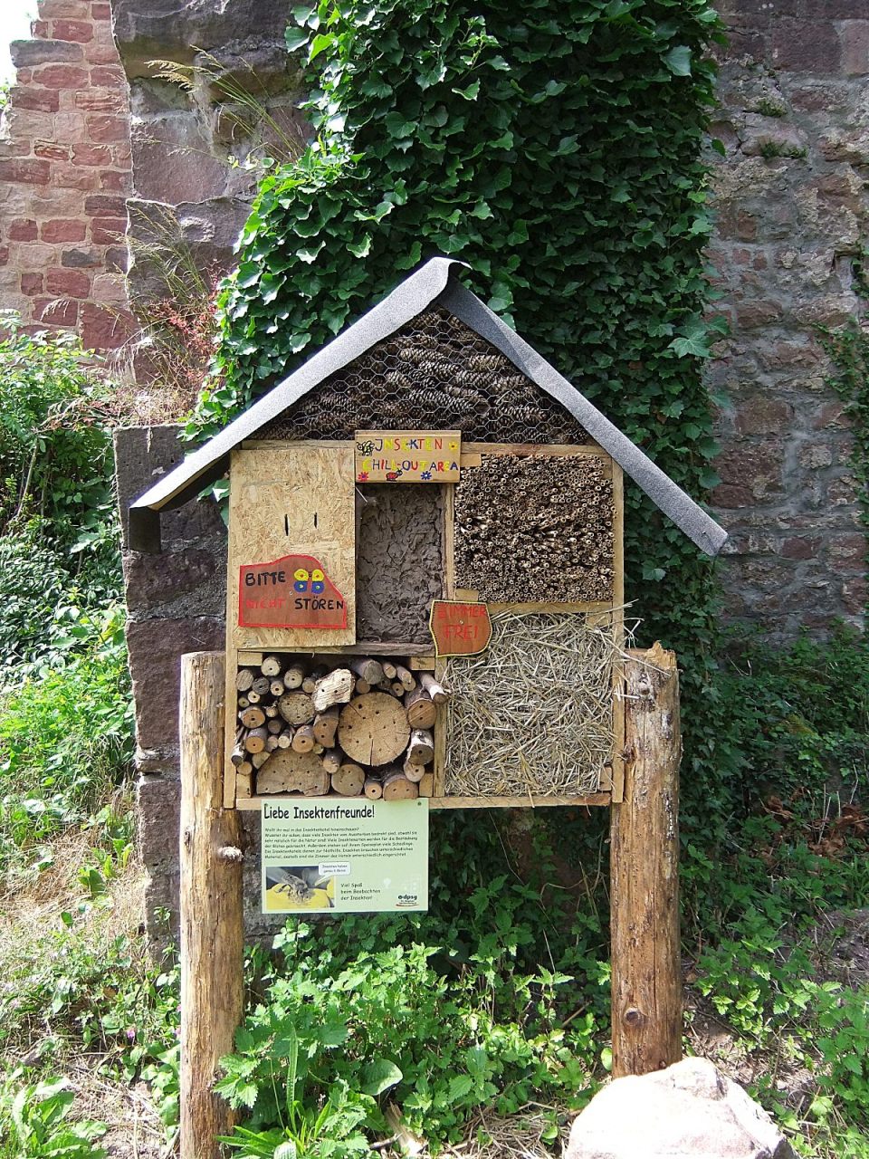 Insektenhotel vor der Burg