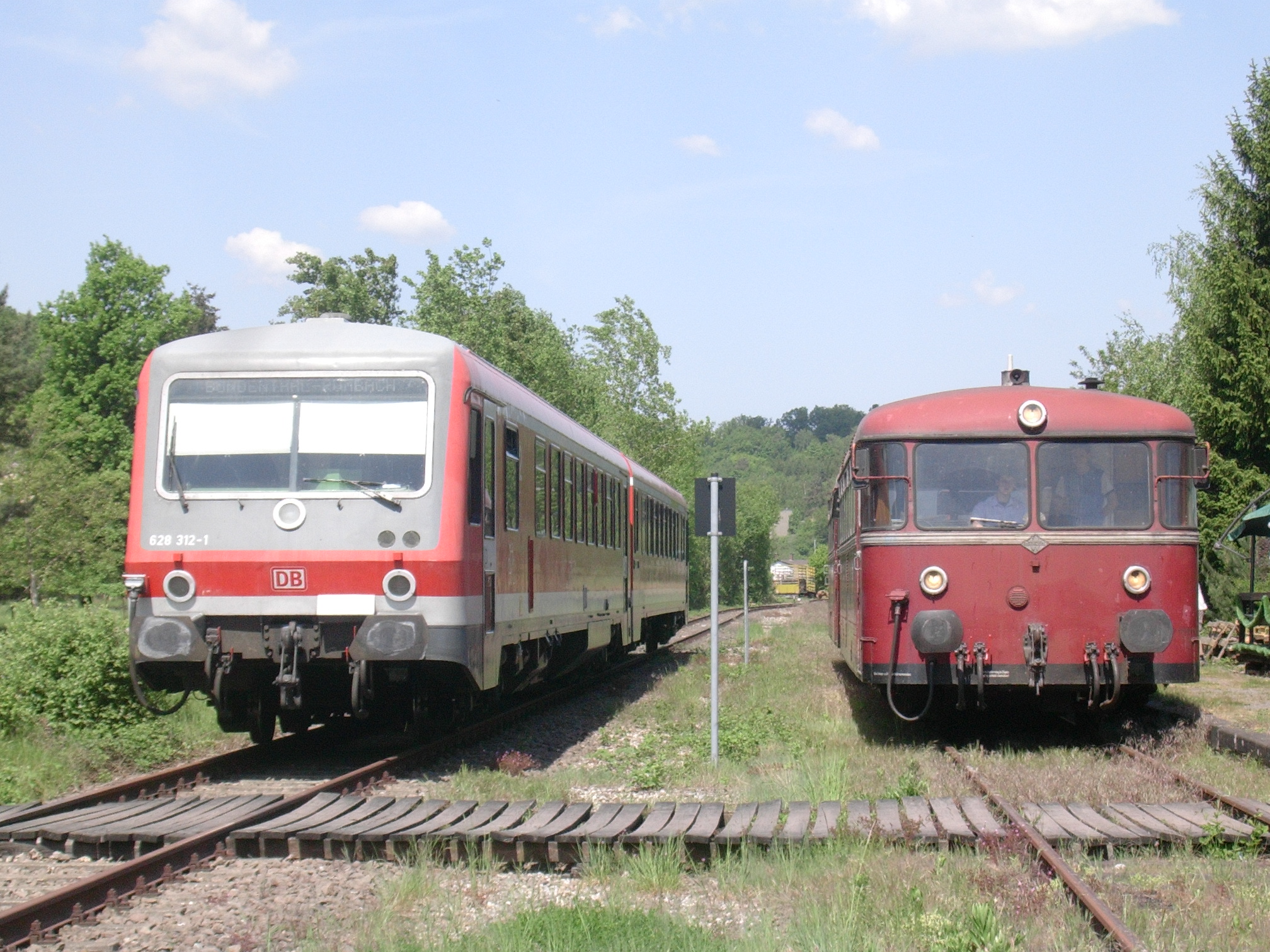 Dieseltriebwagen der Baureihe VT 628 und ein historischer Schienenbus auf der Wieslauterbahn in Bundenthal-Rumbach