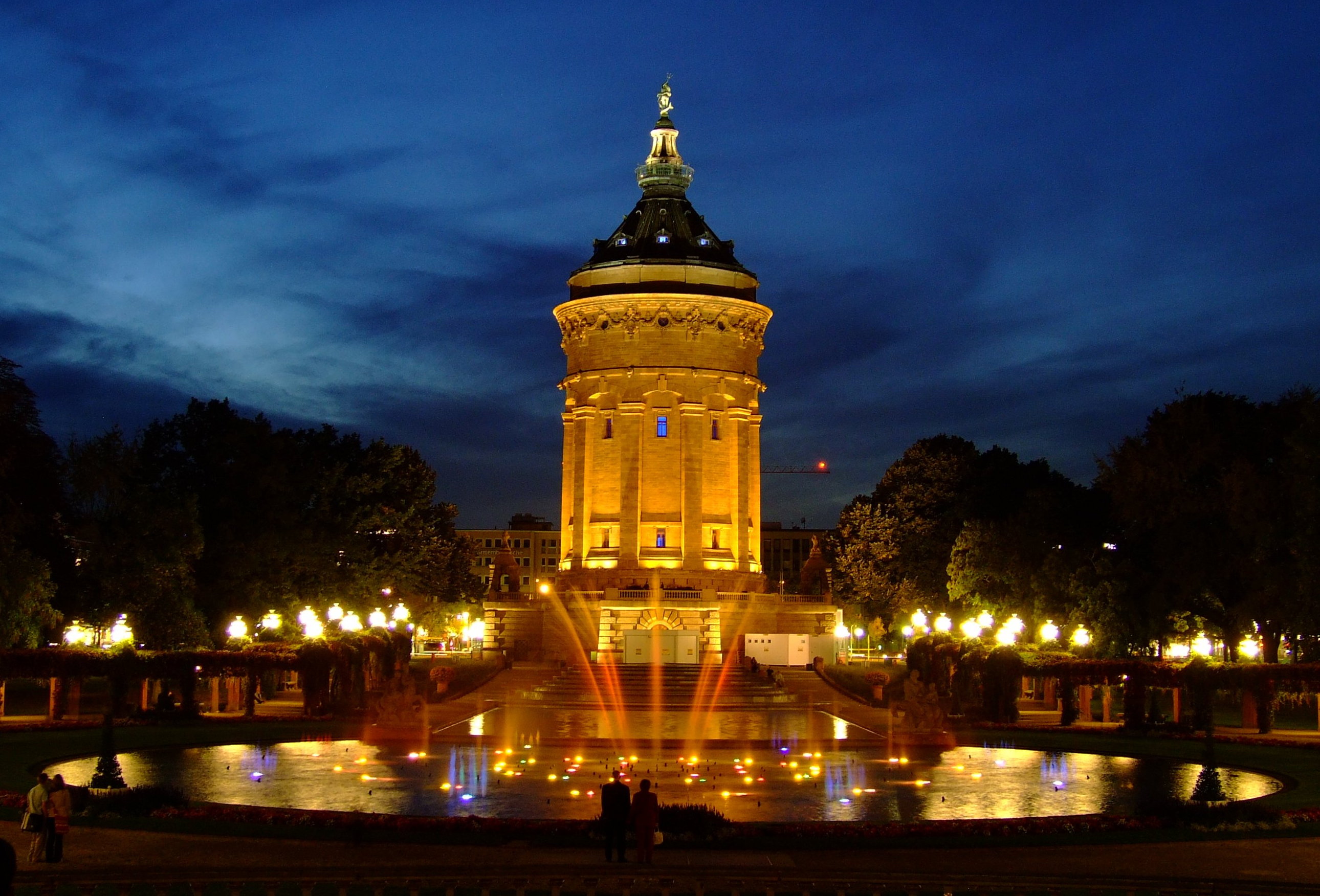 Wasserspiele bei Nacht hinter dem Wasserturm in Mannheim