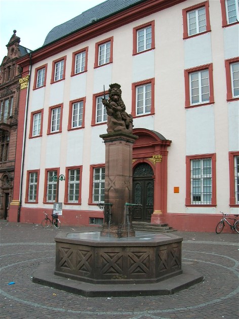 Datei:Löwenbrunnen.JPG