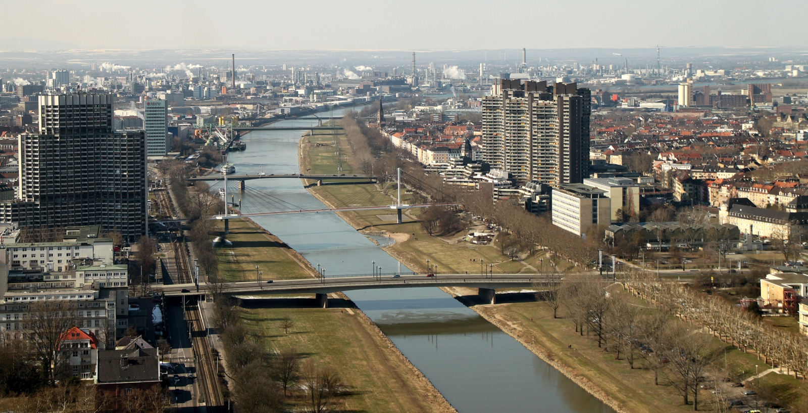 Neckarbrücken in Mannheim vom Fernmeldeturm aus gesehen