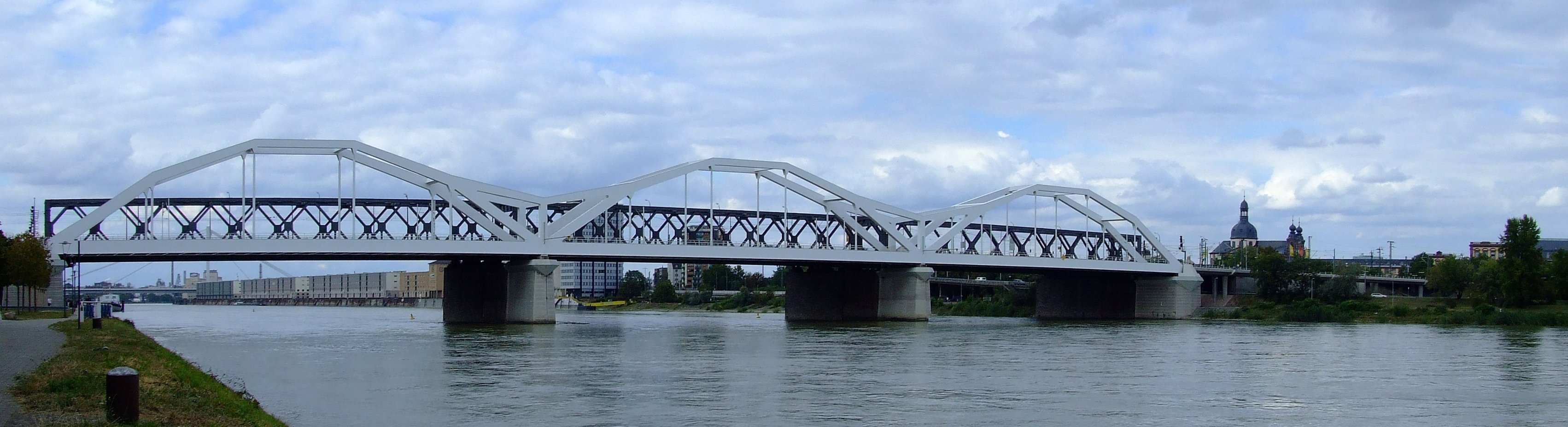 Panoramaaufnahme der Konrad-Adenauer-Brücke zwischen Mannheim und Ludwigshafen über den Rhein