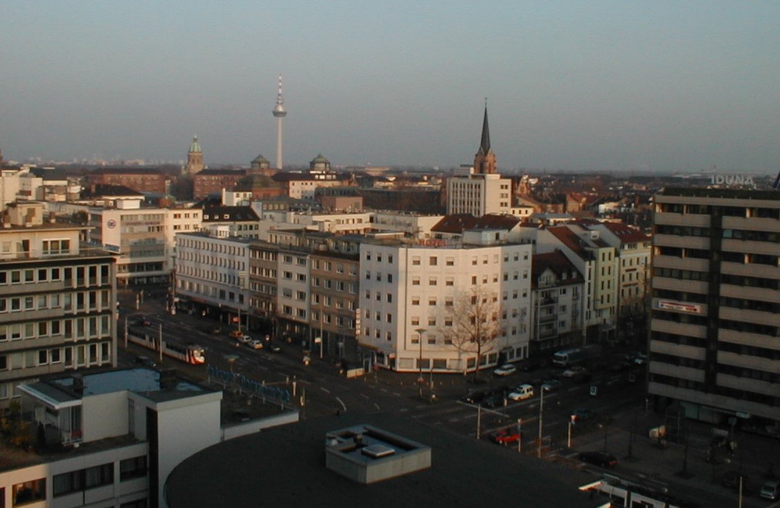 Blick aus dem Hochhaus am Mannheimer Bahnhof auf die Kreuzung zwischen Kaiserring und Bismarckstraße