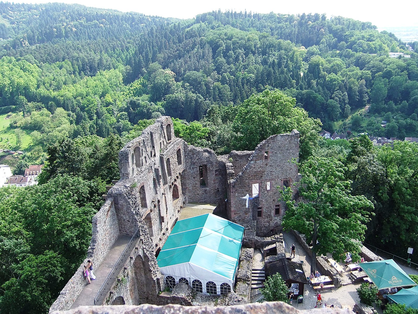 Blick vom Bergfried auf das Burginnere