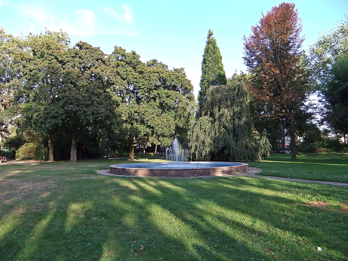 Datei:Brunnen Park Sinsheim.JPG