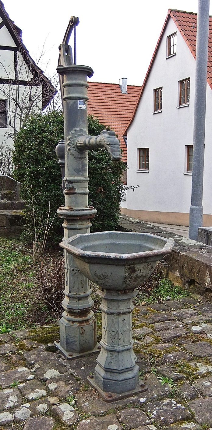 Datei:Brunnen Kirchberg Balzfeld.JPG