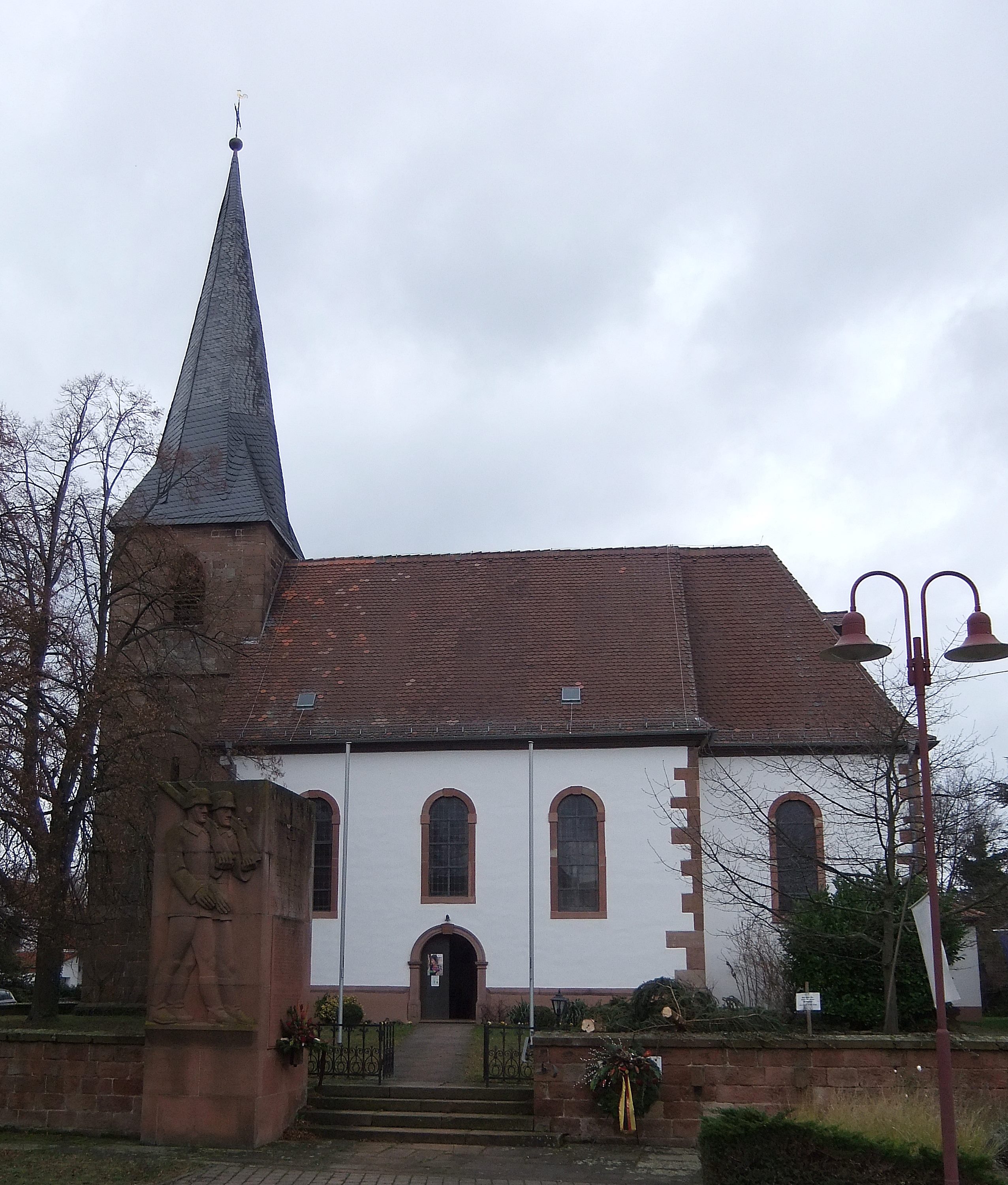 Kirche St. Sebastian mit Gefallenendenkmal