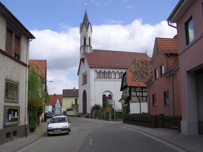 Maximiliansau, Ortsansicht, im Hintergrund protestantische Kirche