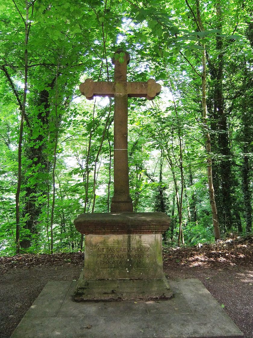 Datei:Mittelburg Neckarsteinach Kreuz.JPG