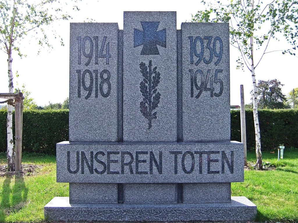Eisernes Kreuz am Gefallenendenkmal für die Opfer beider Weltkriege auf dem Friedhof von Reilingen