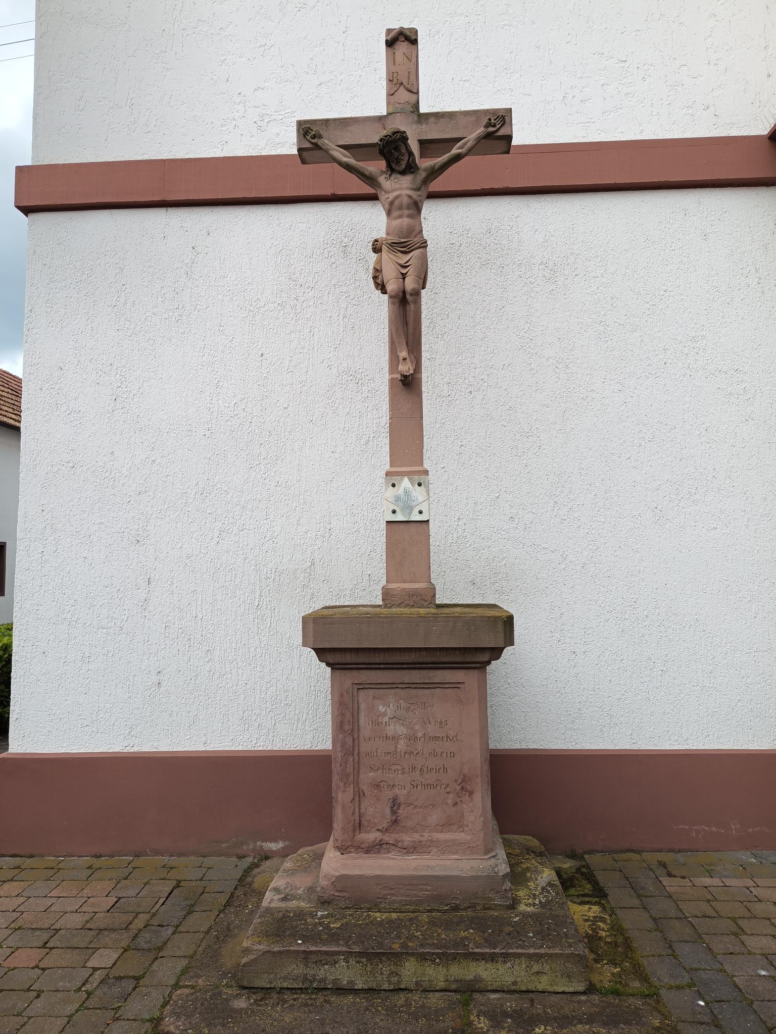 Kreuz vor der Kirche