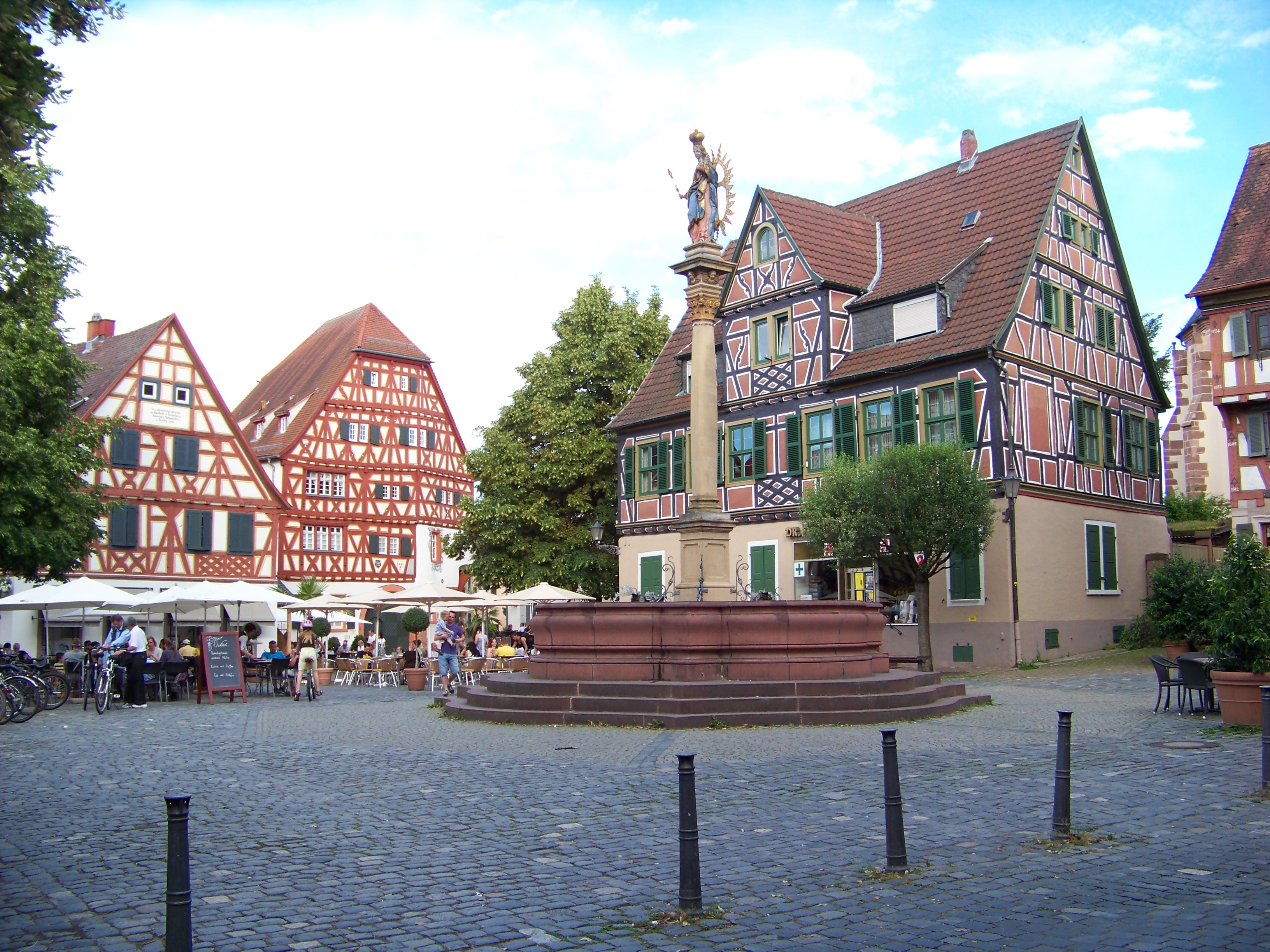Datei:Ladenburg Marktplatz.jpg