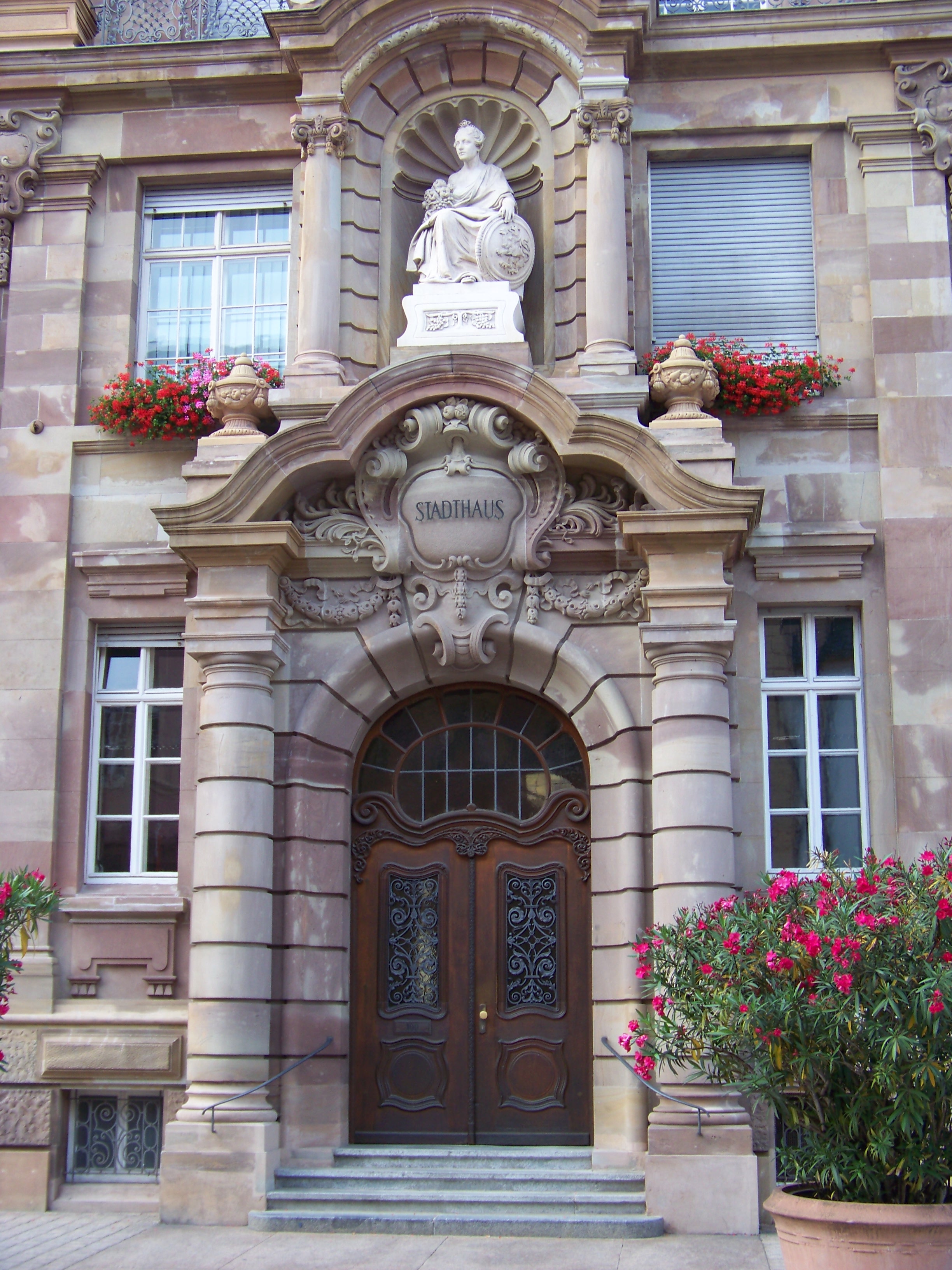 Datei:Speyer Maximilianstraße Stadthaus Portal.JPG