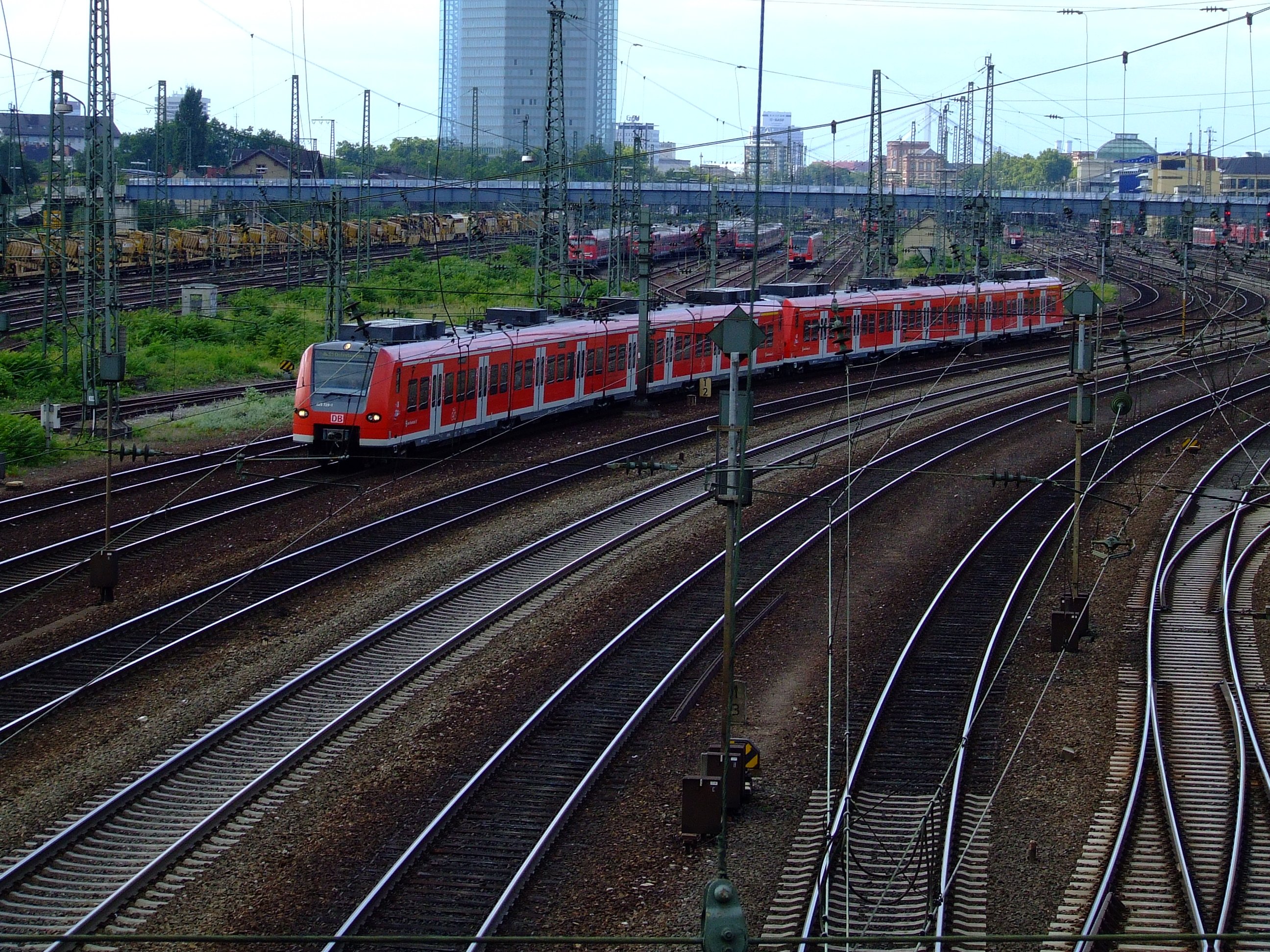 Blick vom alten Neckarauer Übergang in Mannheim Richtung Hauptbahnhof, im Hintergrund das Viktoria Hochhaus