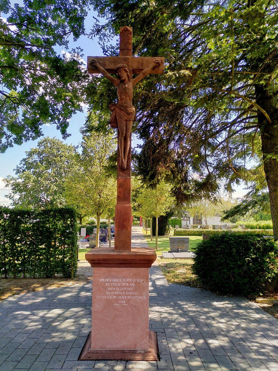 Datei:Friedhofkreuz Ottersheim.jpg