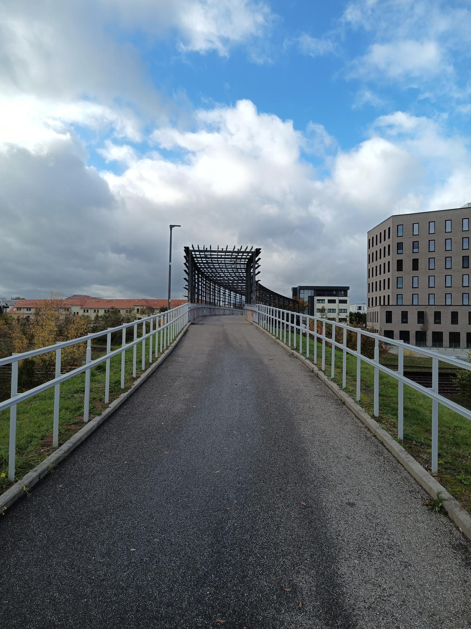Brücke über die Bahnlinie