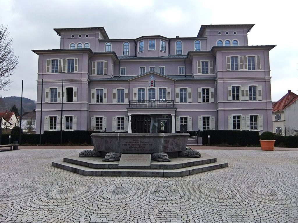 Hemsbach: Das ehemalige Rothschild-Schloss, dient der Gemeinde heute als Rathaus. im Vordergrund noch das Gefallenendenkmal für die Opfer des ersten Weltkrieges