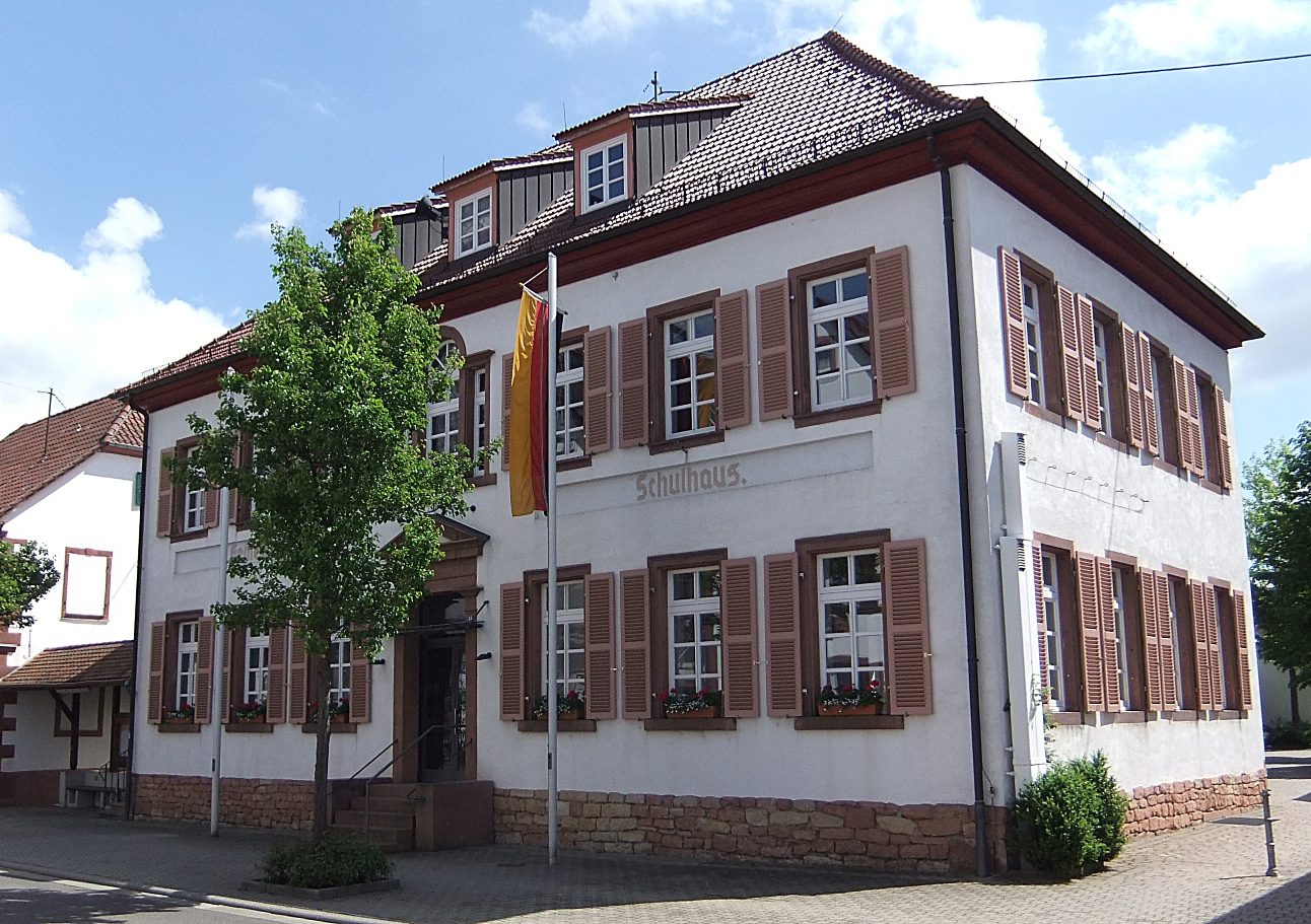Datei:Gemeinde-und Schulhaus Hayna.JPG