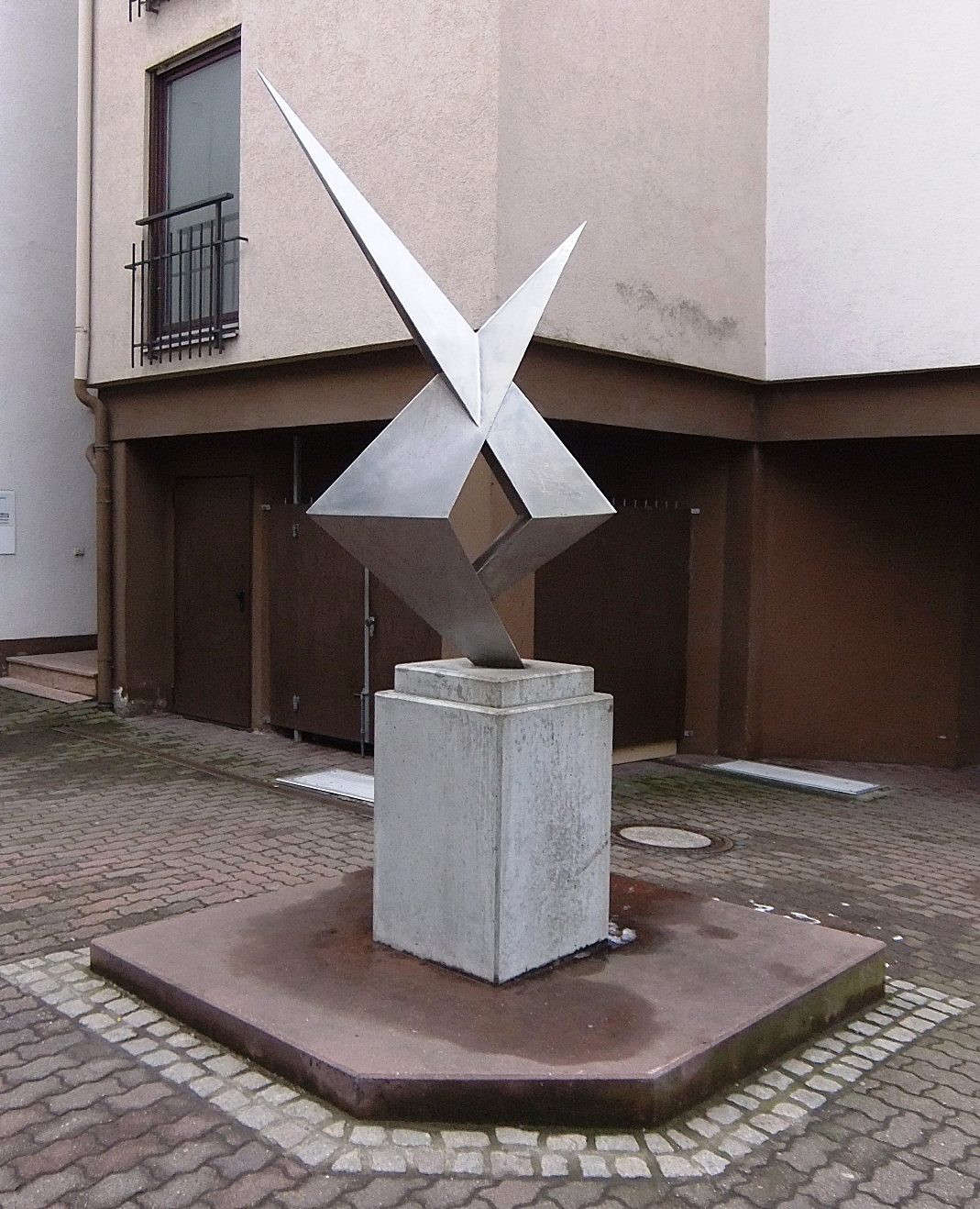 Datei:Skulptur Durchdringung Wiesloch.JPG