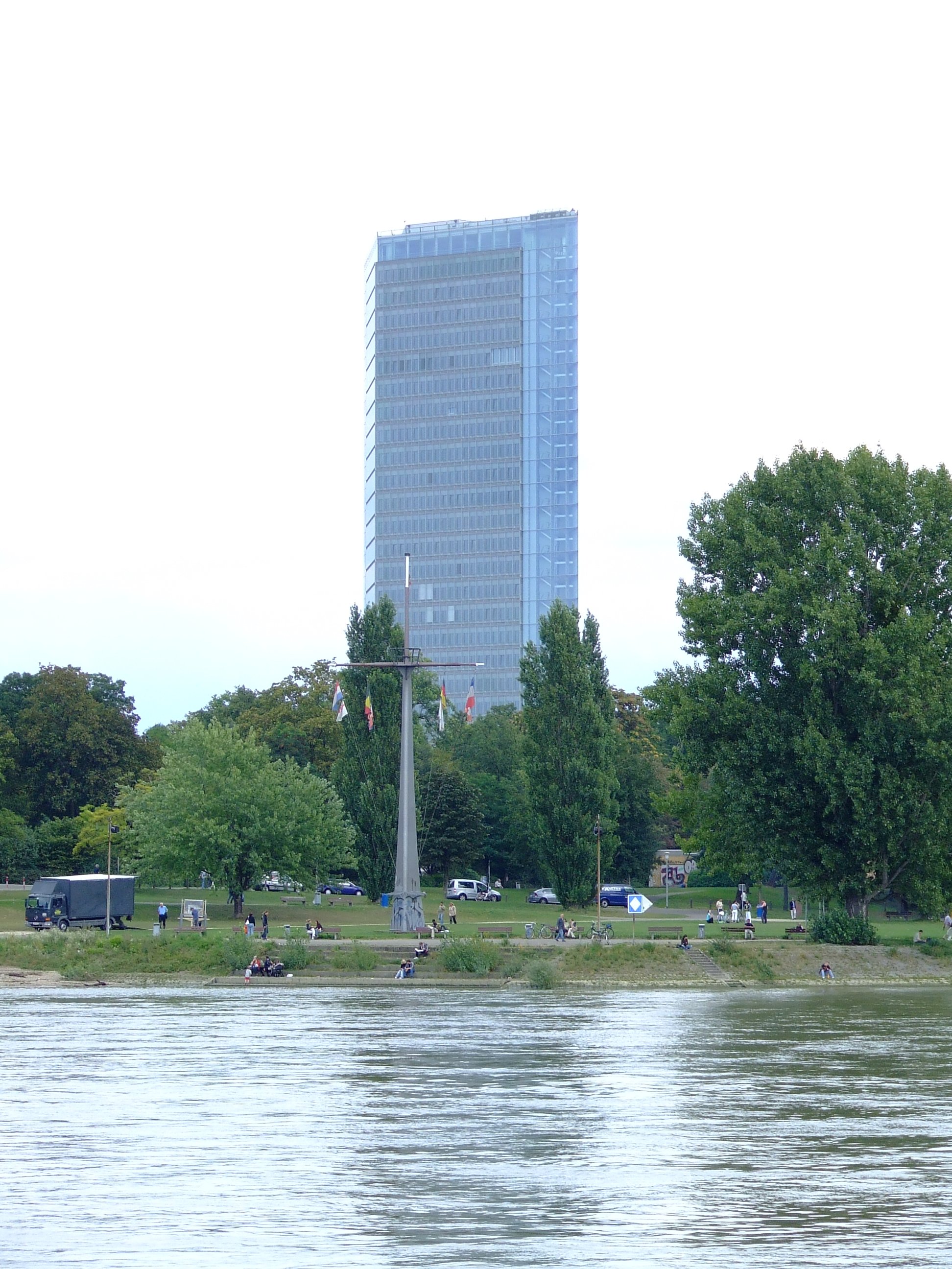 Mannheim Rheinterassen und Victoriaturm von Ludwigshafen aus