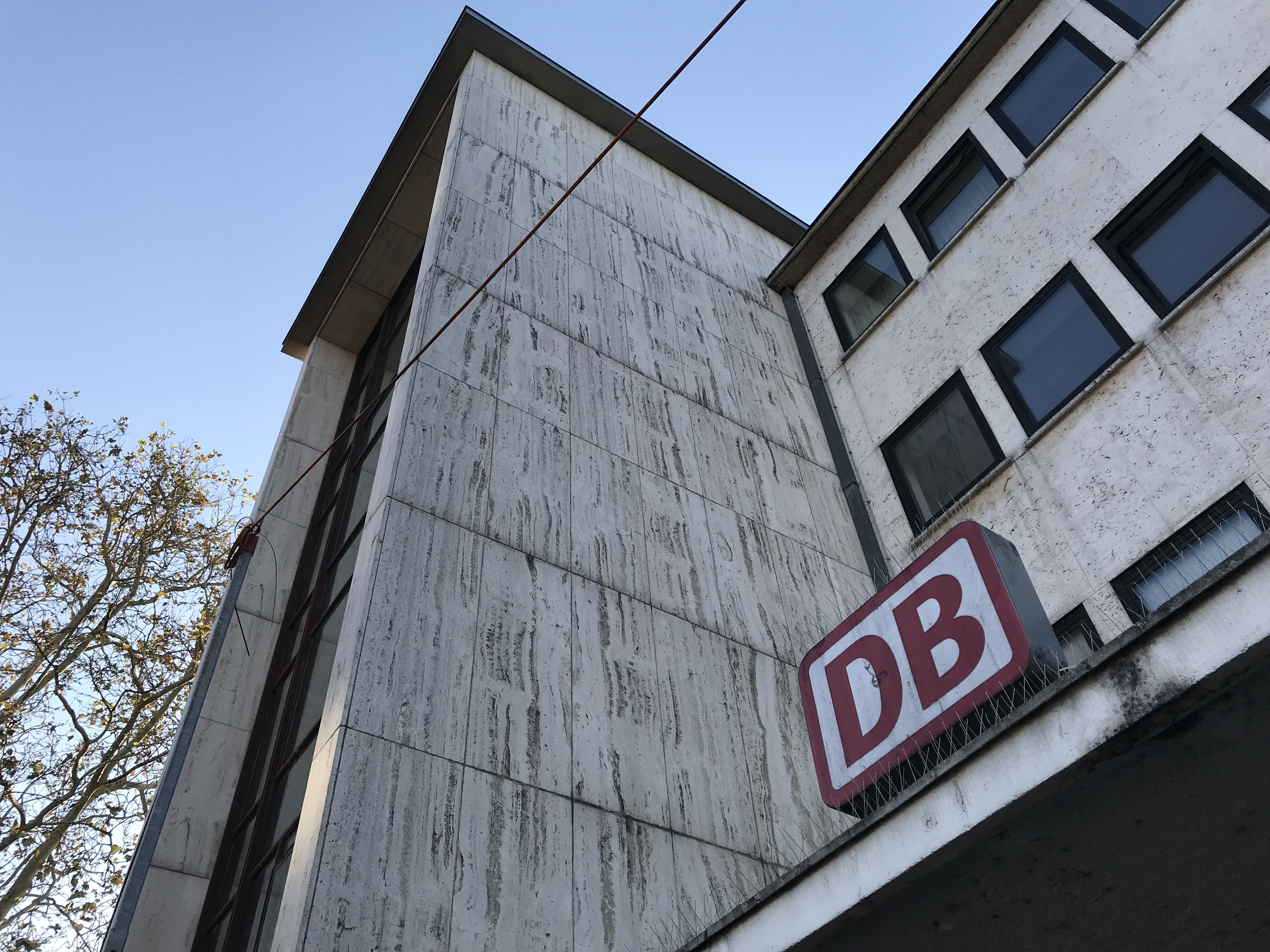 Datei:Nordeingang des Hauptbahnhof Heidelberg mit DB-Logo.jpg