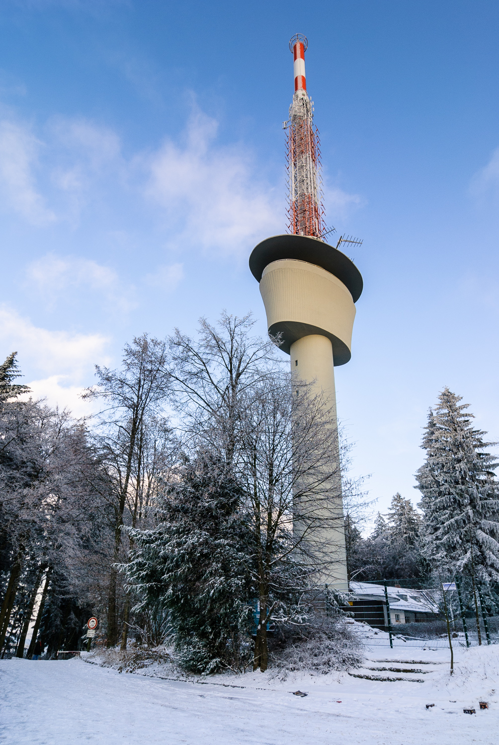 Datei:Heidelberg-Koenigstuhl-Funkturm-Winter.jpg