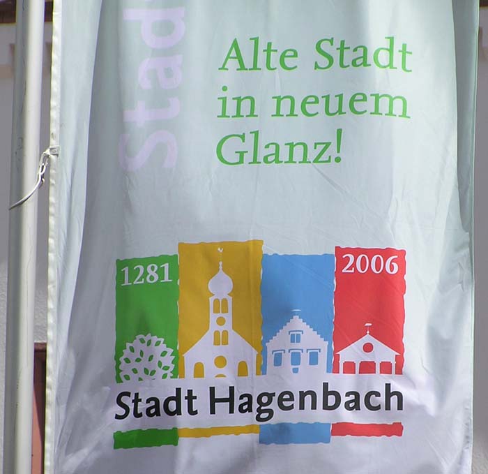 Hagenbach, Flagge mit Slogan "Alte Stadt in neuem Glanz"