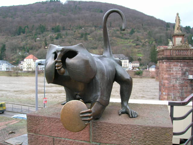 Brückenaff an der Alten Brücke in Heidelberg