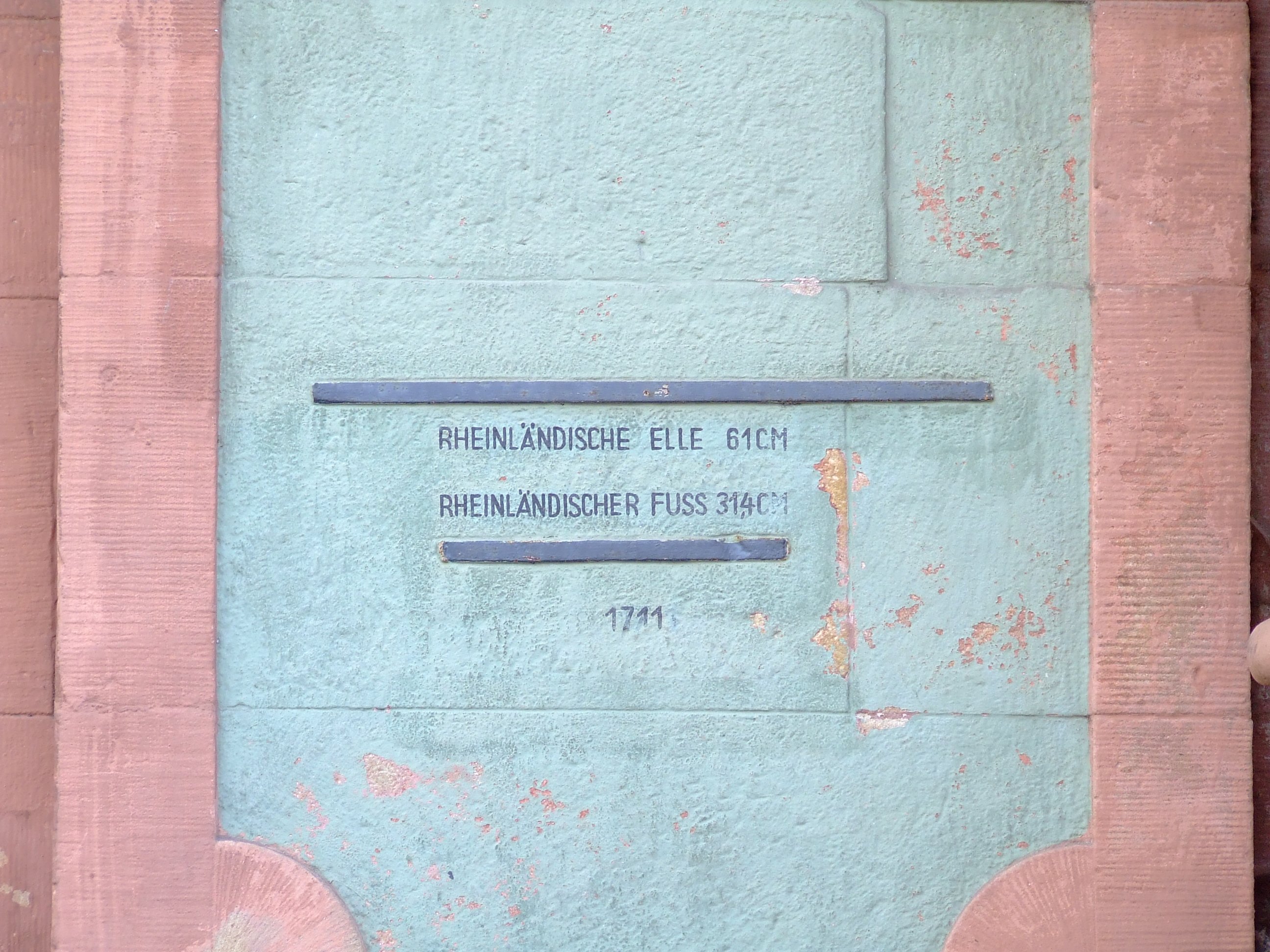 Maße für die Rheinländische Elle (61 cm) und den Rheinländischen Fuß (31,4 cm) in Mannheim am Alten Rathaus am Marktplatz