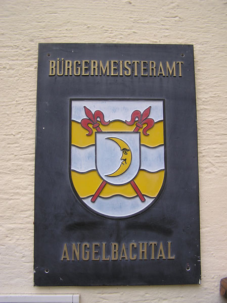 Wappen von Angelbachtal am Rathaus