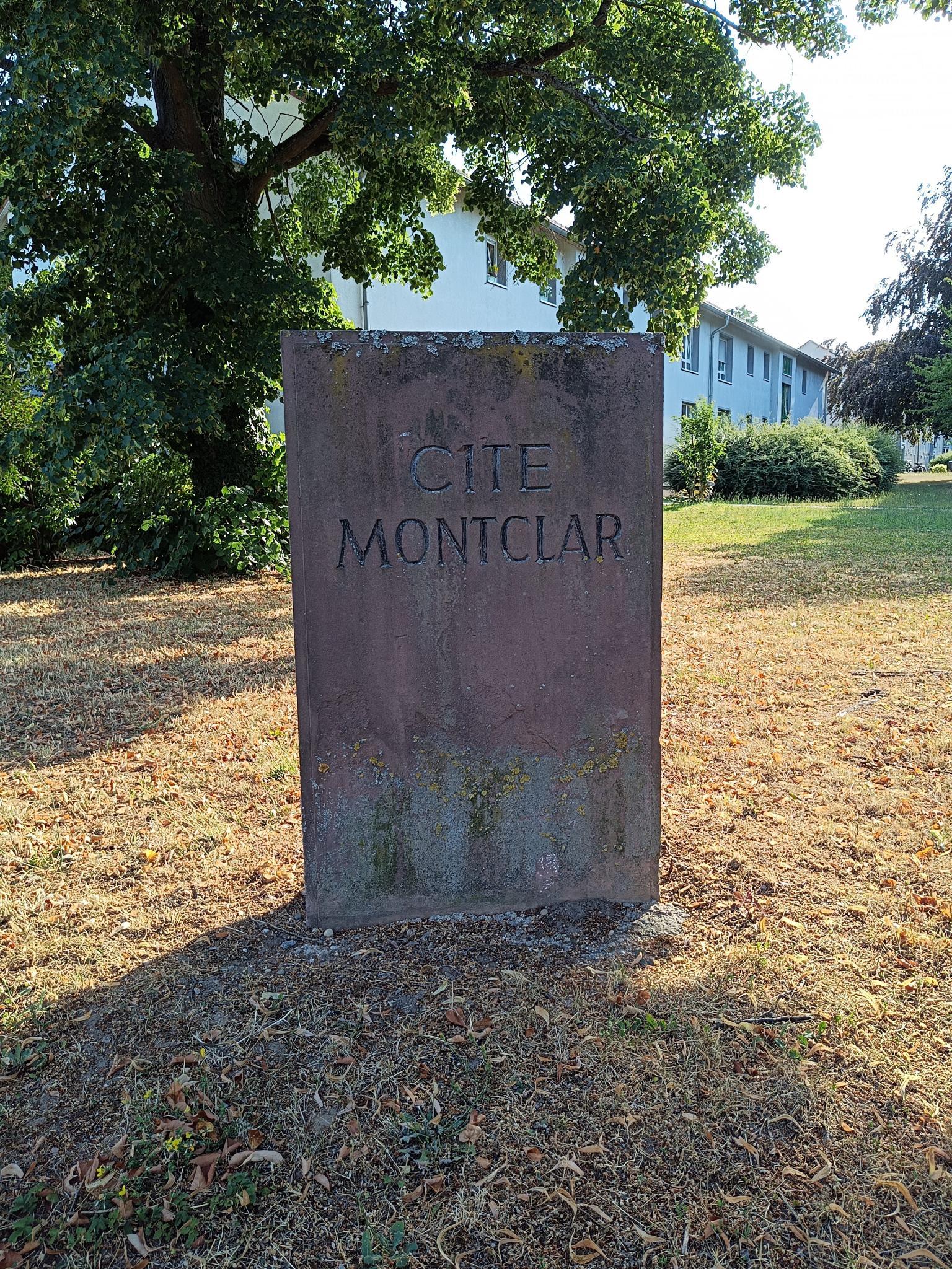 An der Raimund-Huber-Straße: Hinweis auf die Cité Montclar