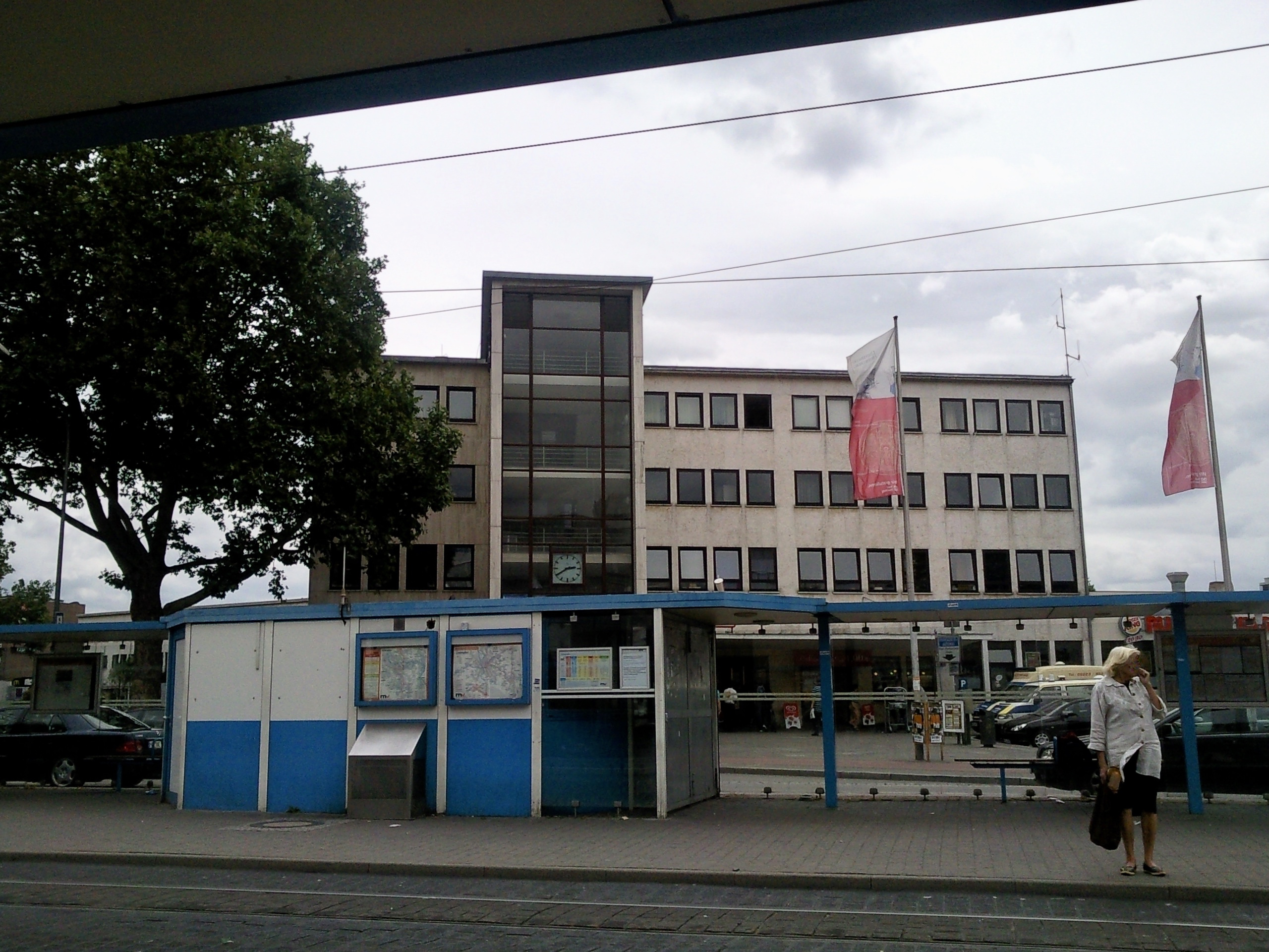 Datei:Haltestelle heidelberg hauptbahnhof 2011.jpg