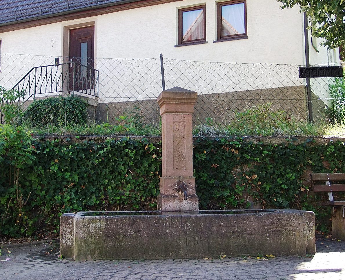 Datei:Brunnen Hochhausen.JPG