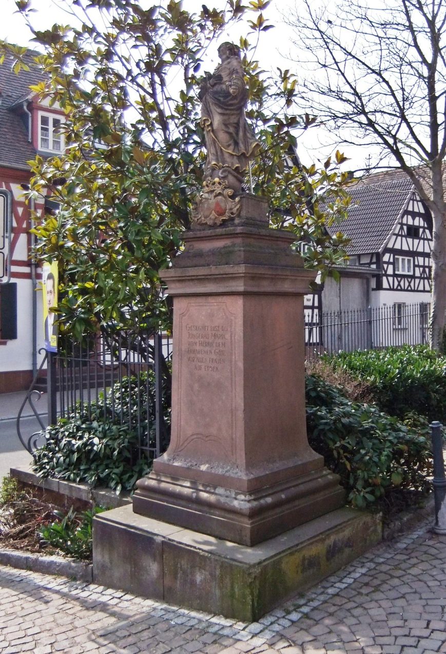 Datei:Statue St Maria Himmelfahrt Herxheim.JPG