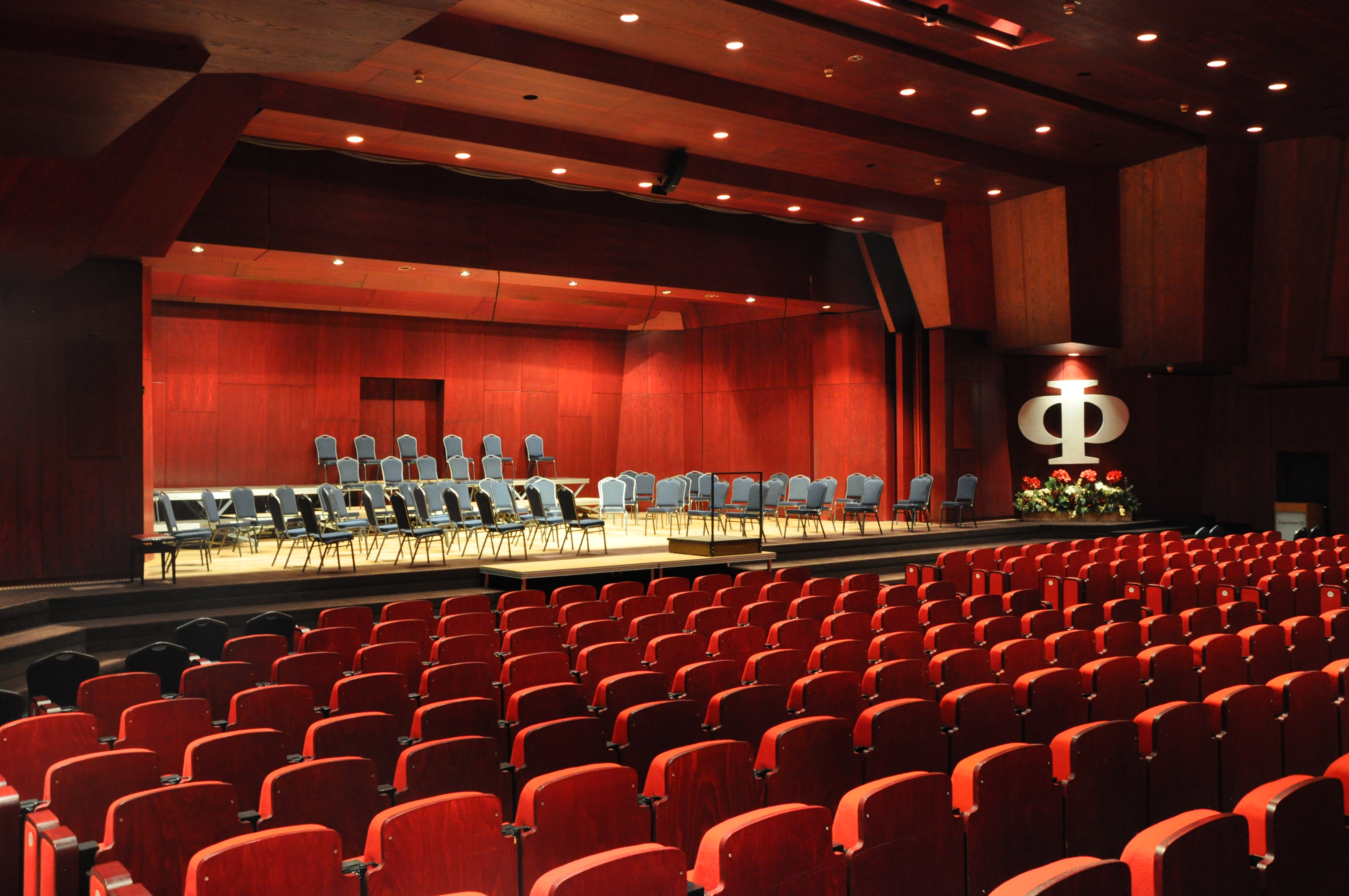 Der große Saal im Augustinum, hier mit dem Bühnenaufbau für ein Orchesterkonzert