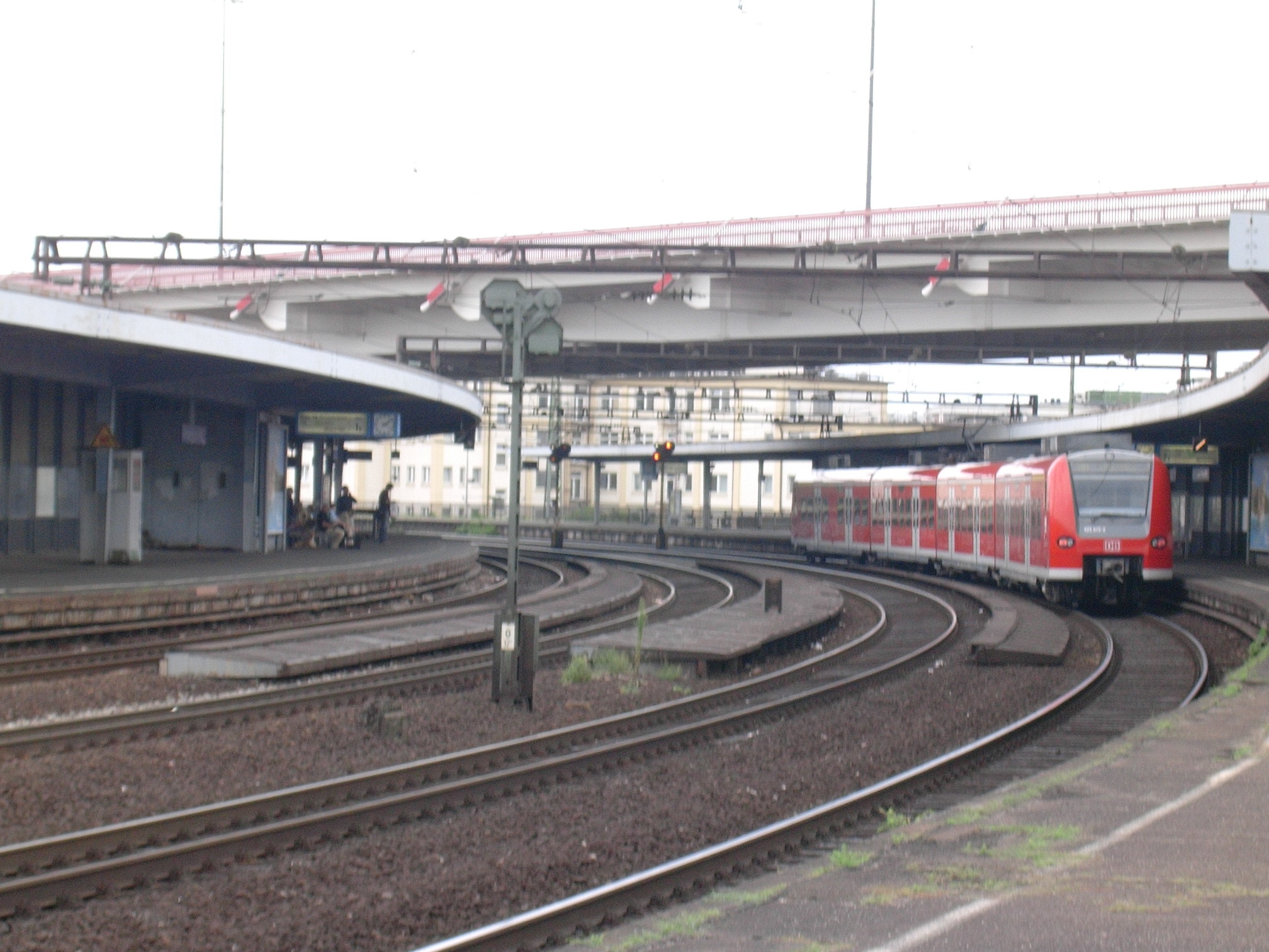 Der Hochbahnsteig des Bahnhofes, hier hält gerade eine RB nach Mannheim